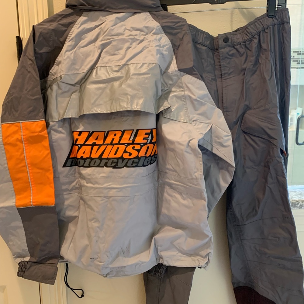 Men Harley Davidson Rain Suit | large| stain on lower back of jacket